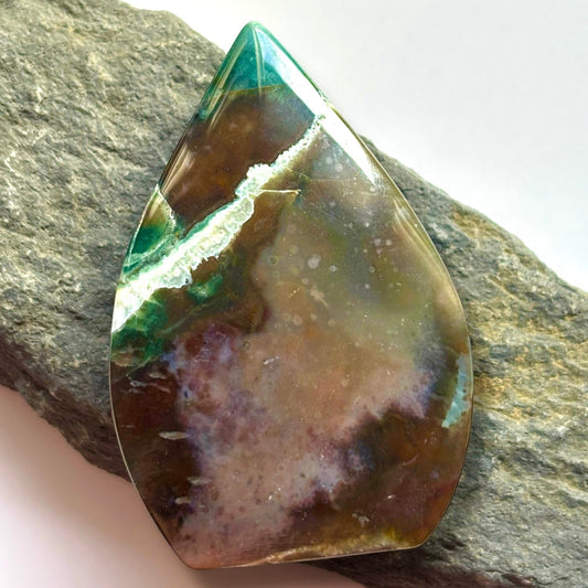 Ocean Jasper – Joy & Renewal
Known as the Stone of Optimism, Ocean Jasper showcases swirling patterns and vibrant hues that echo the beauty of the sea. It’s believed to uplift the spirit, promote emotional healing, and encourage a positive outlook on life. This stone is also said to nurture patience, enhance self-expression, and foster a deep sense of inner peace, making it a cherished ally for embracing change and finding joy in the present moment.