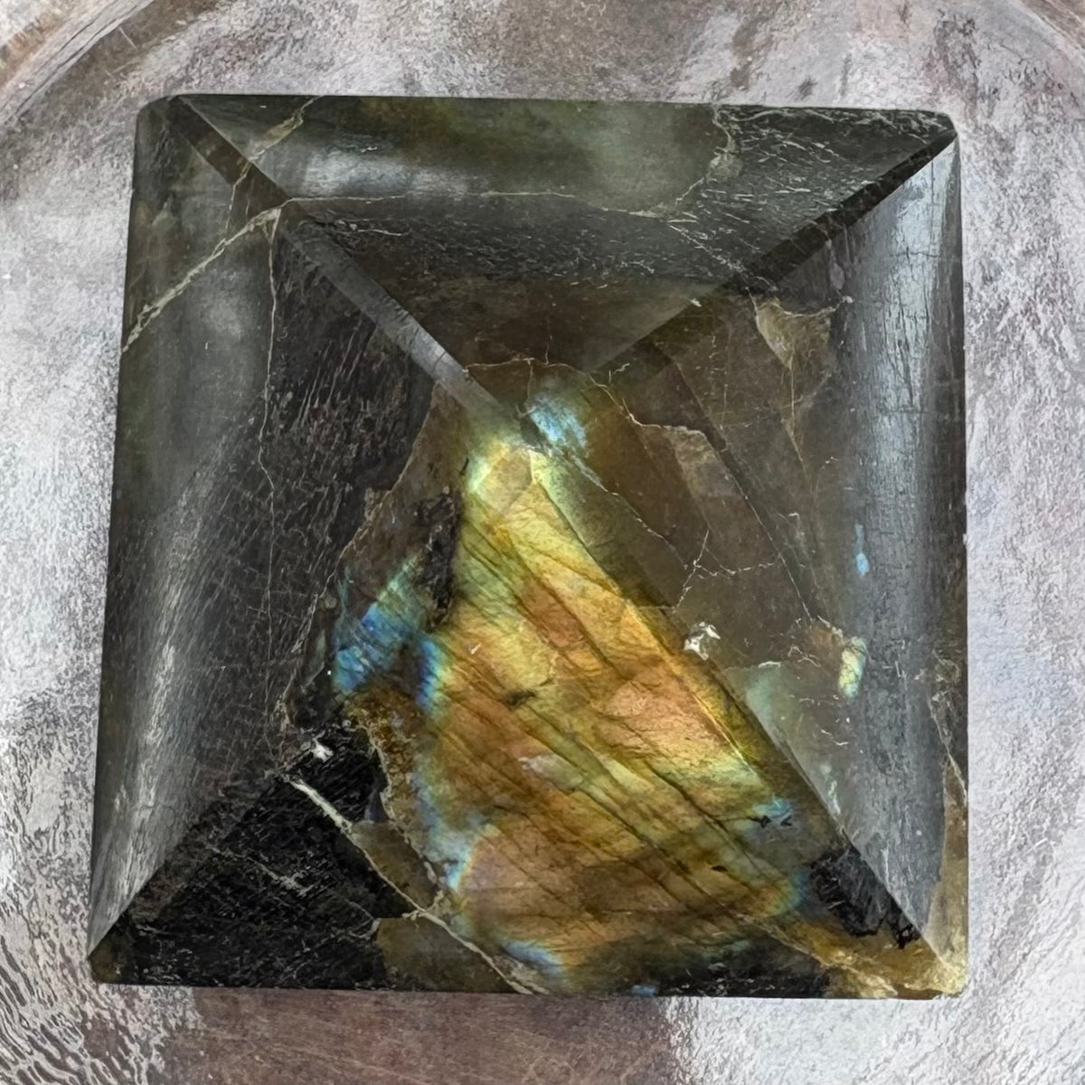 Labradorite Pyramid - 102 grams / 4.7 cm (#2)