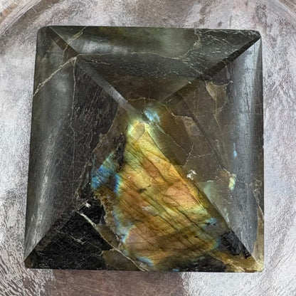 Labradorite Pyramid - 102 grams / 4.7 cm (#2)