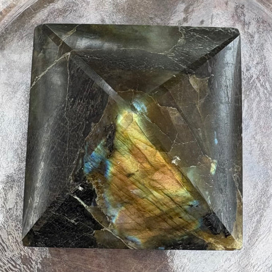 Labradorite Pyramid - 102 grams / 4.7 cm (#2)