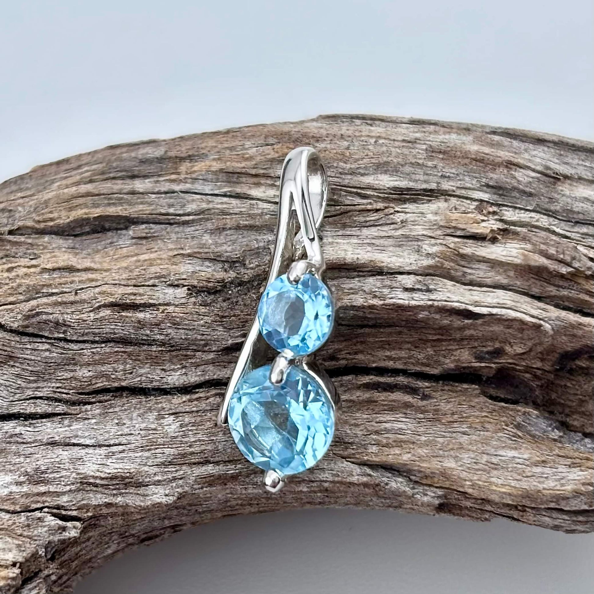 blue topaz facetted pendant 