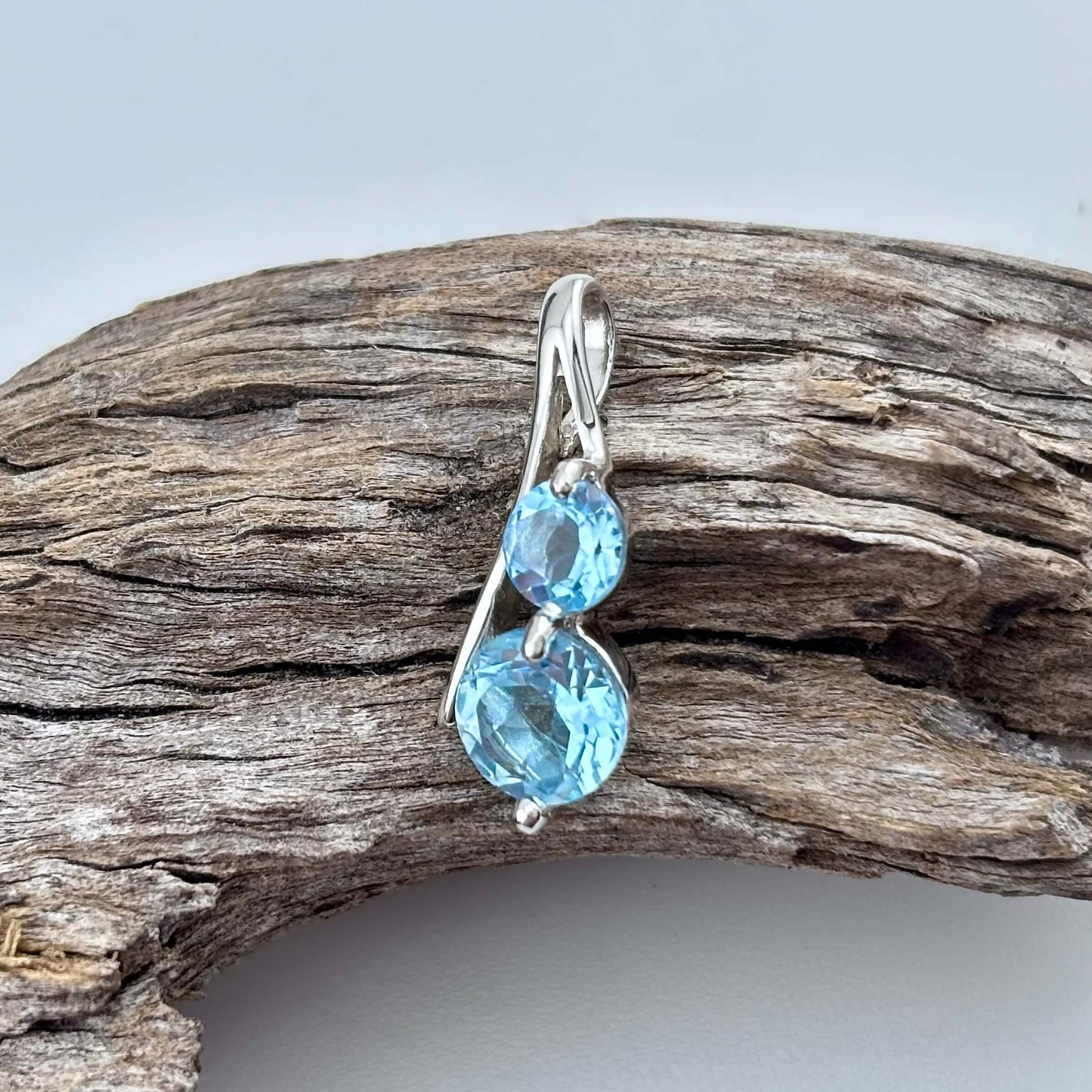 blue topaz facetted pendant 