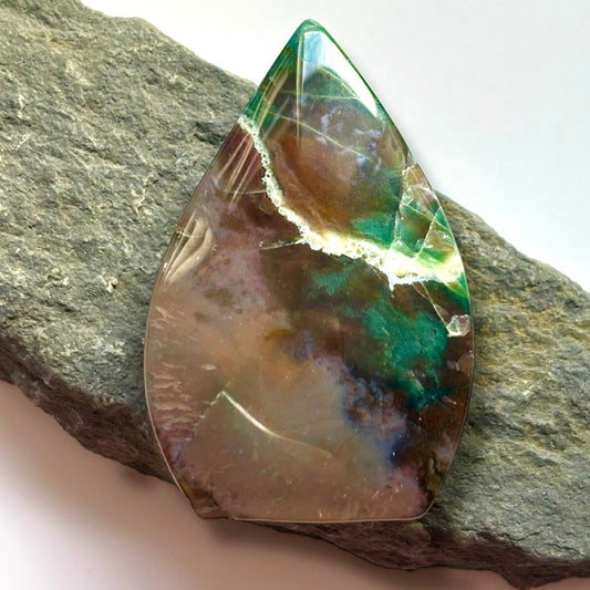 Ocean Jasper – Joy & Renewal
Known as the Stone of Optimism, Ocean Jasper showcases swirling patterns and vibrant hues that echo the beauty of the sea. It’s believed to uplift the spirit, promote emotional healing, and encourage a positive outlook on life. This stone is also said to nurture patience, enhance self-expression, and foster a deep sense of inner peace, making it a cherished ally for embracing change and finding joy in the present moment.